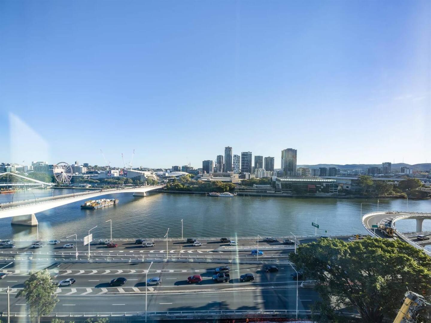 Apartment Riverfront 2 Bedroom In With Parking *