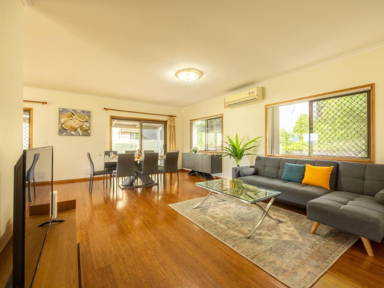 Spacious Land Area 5bedroom At Sunnybank New Ac