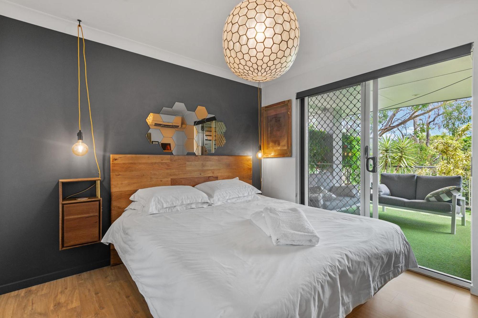 Spacious 3bdroom Entertaining Unit Close To City, Cafes And Shops Brisbane