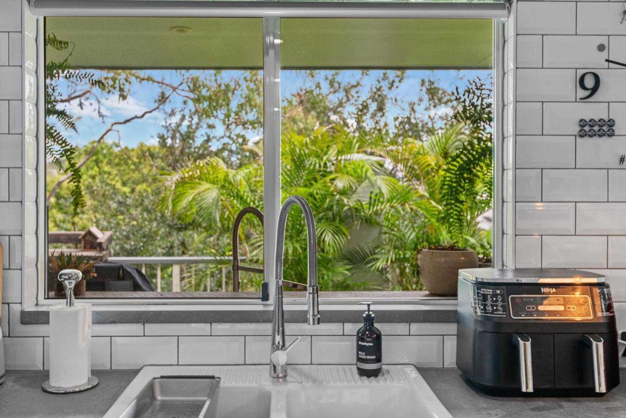 Spacious 3bdroom Entertaining Unit Close To City, Cafes And Shops
