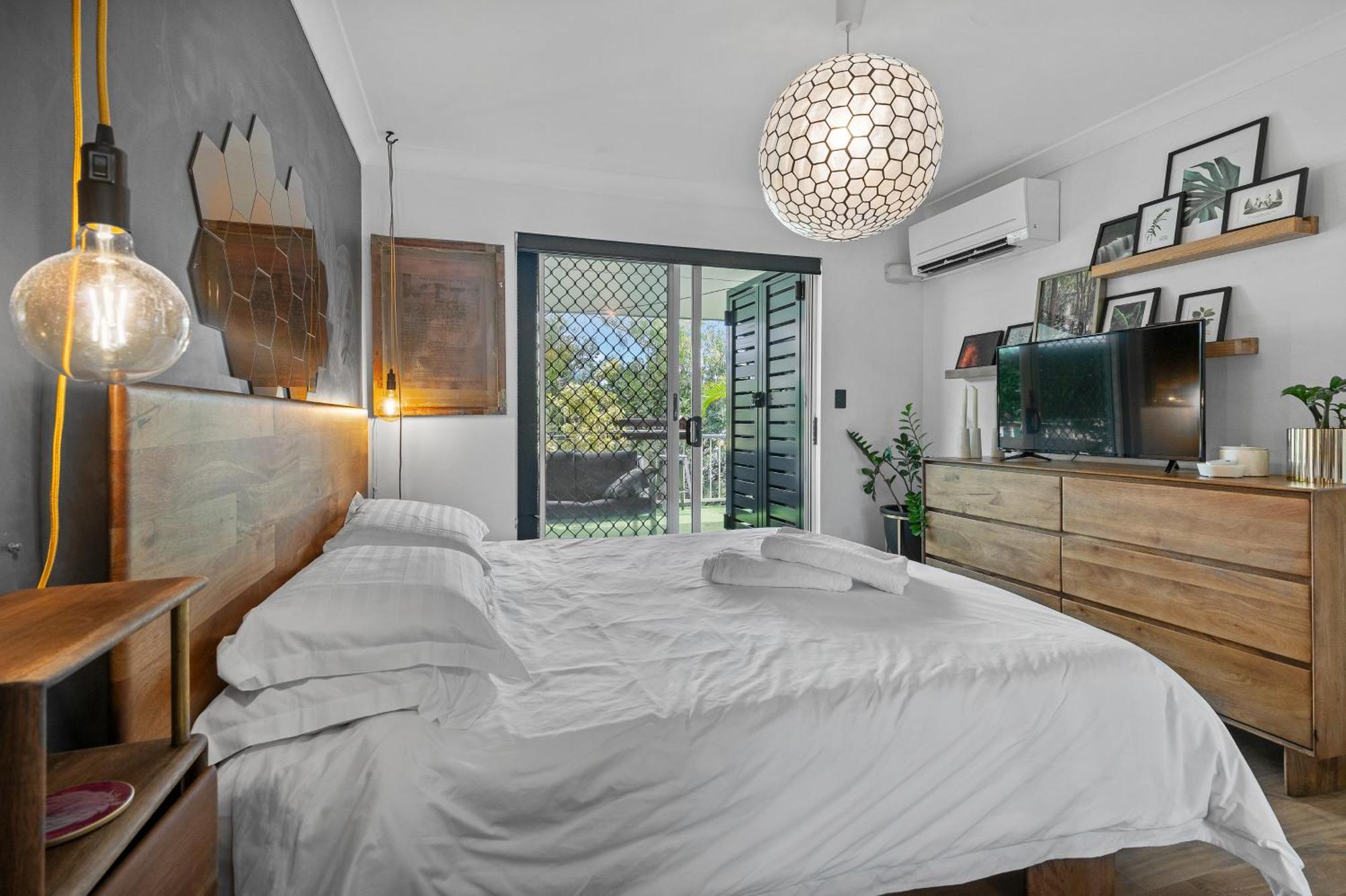 Spacious 3bdroom Entertaining Unit Close To City, Cafes And Shops Brisbane