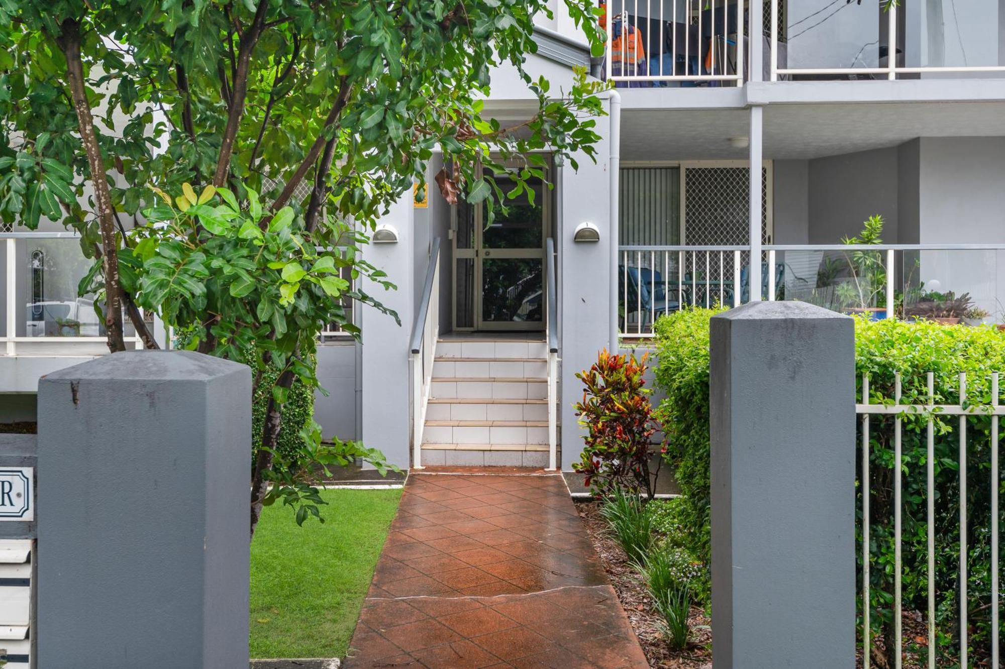 Spacious 3bdroom Entertaining Unit Close To City, Cafes And Shops