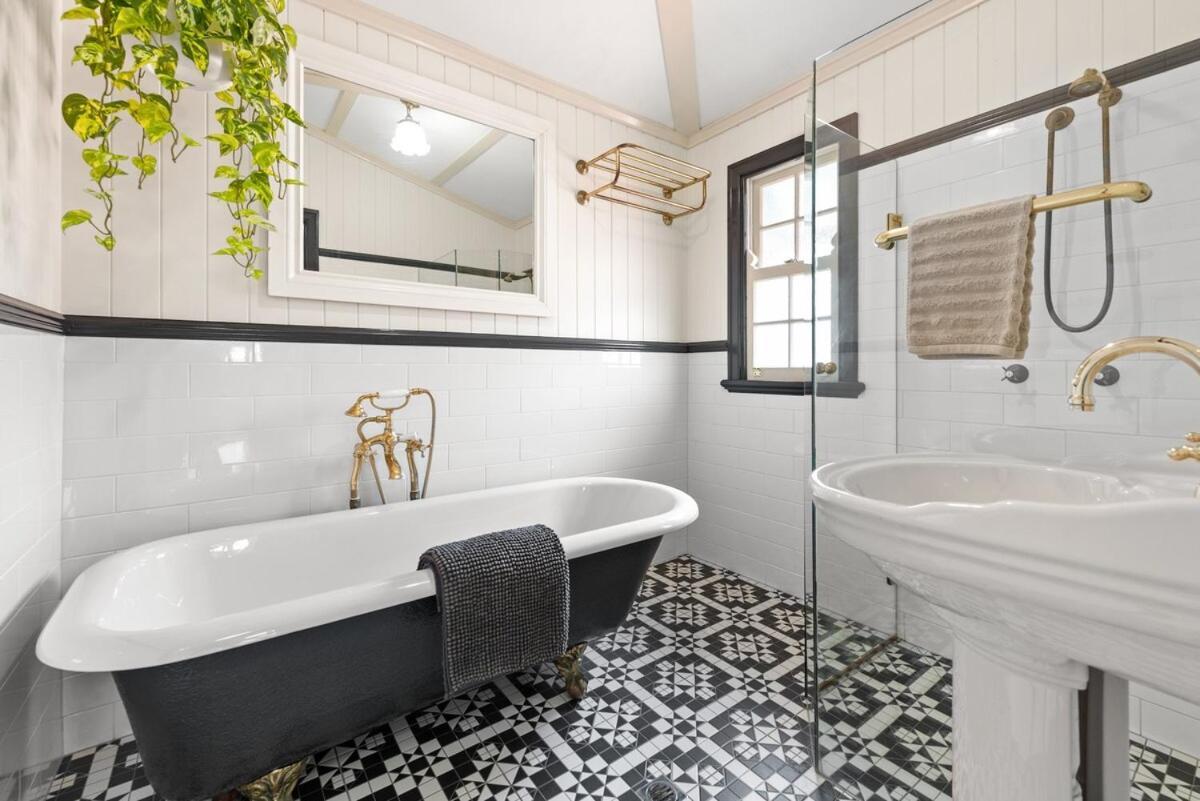 A Colourful Life 4bed-2bath-1car - Queenslander