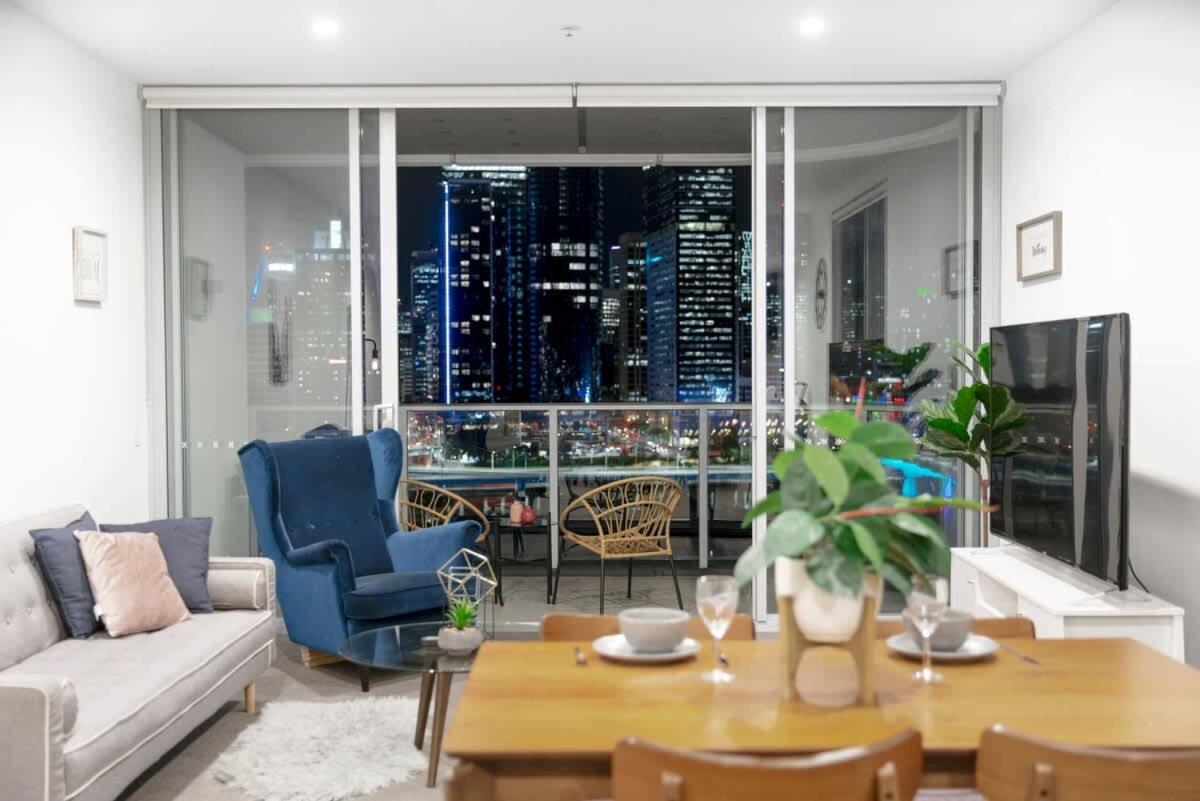 High Lvl Private And Quiet River View 2bd Apartment *