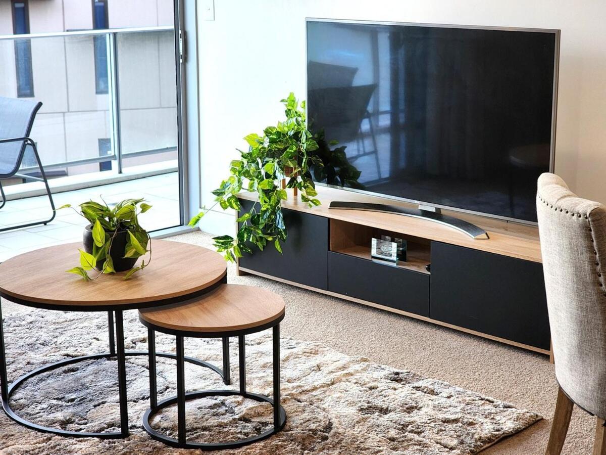 Spacious River View Escape With Free Secure Park - 2br, 2ba And Sofa Bed Apartment