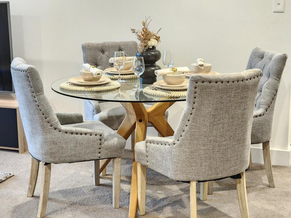 Spacious River View Escape With Free Secure Park - 2br, 2ba And Sofa Bed *