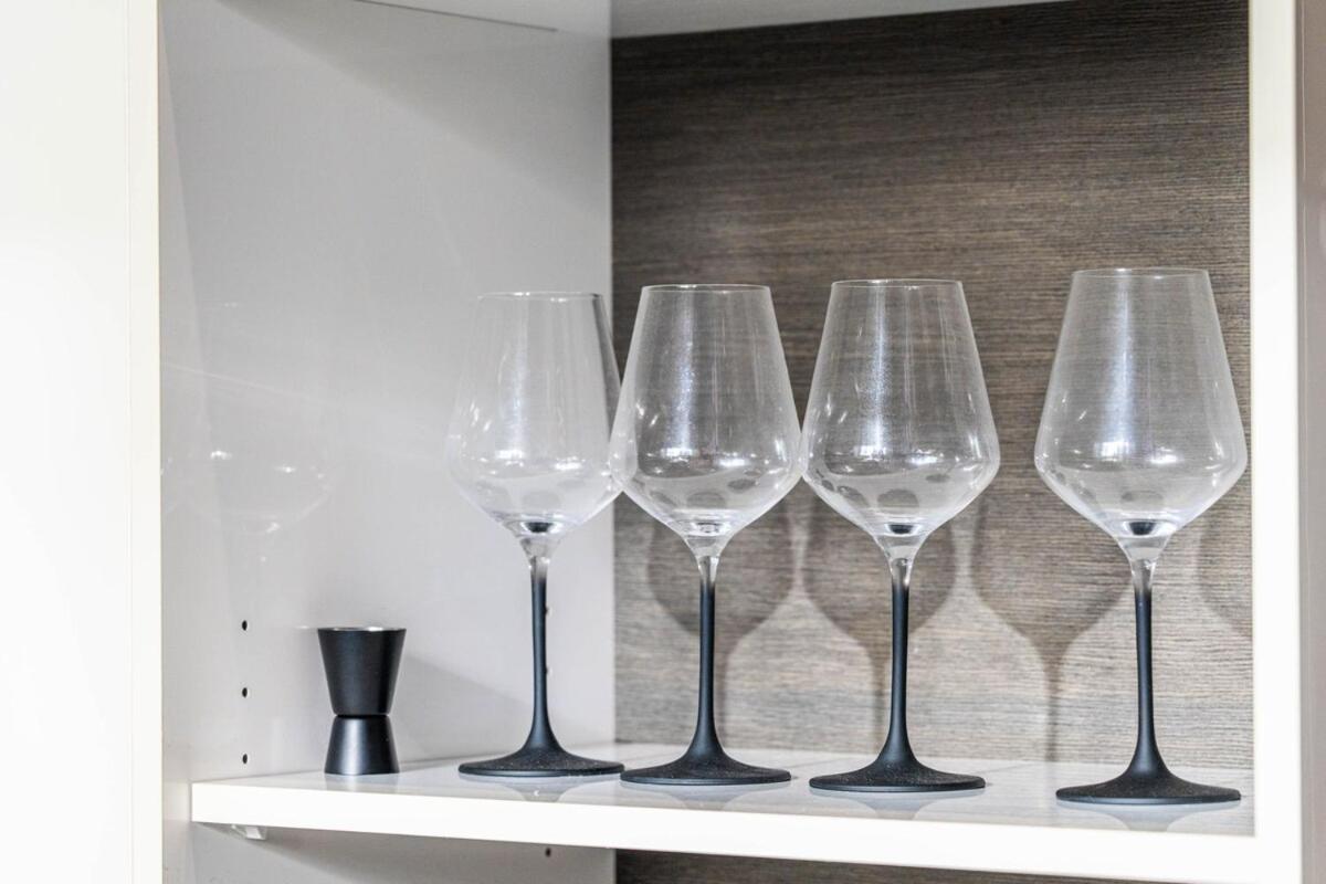 Noir Reverie - Designer By The River, Free Carpark, Gym & Pool Apartment Brisbane