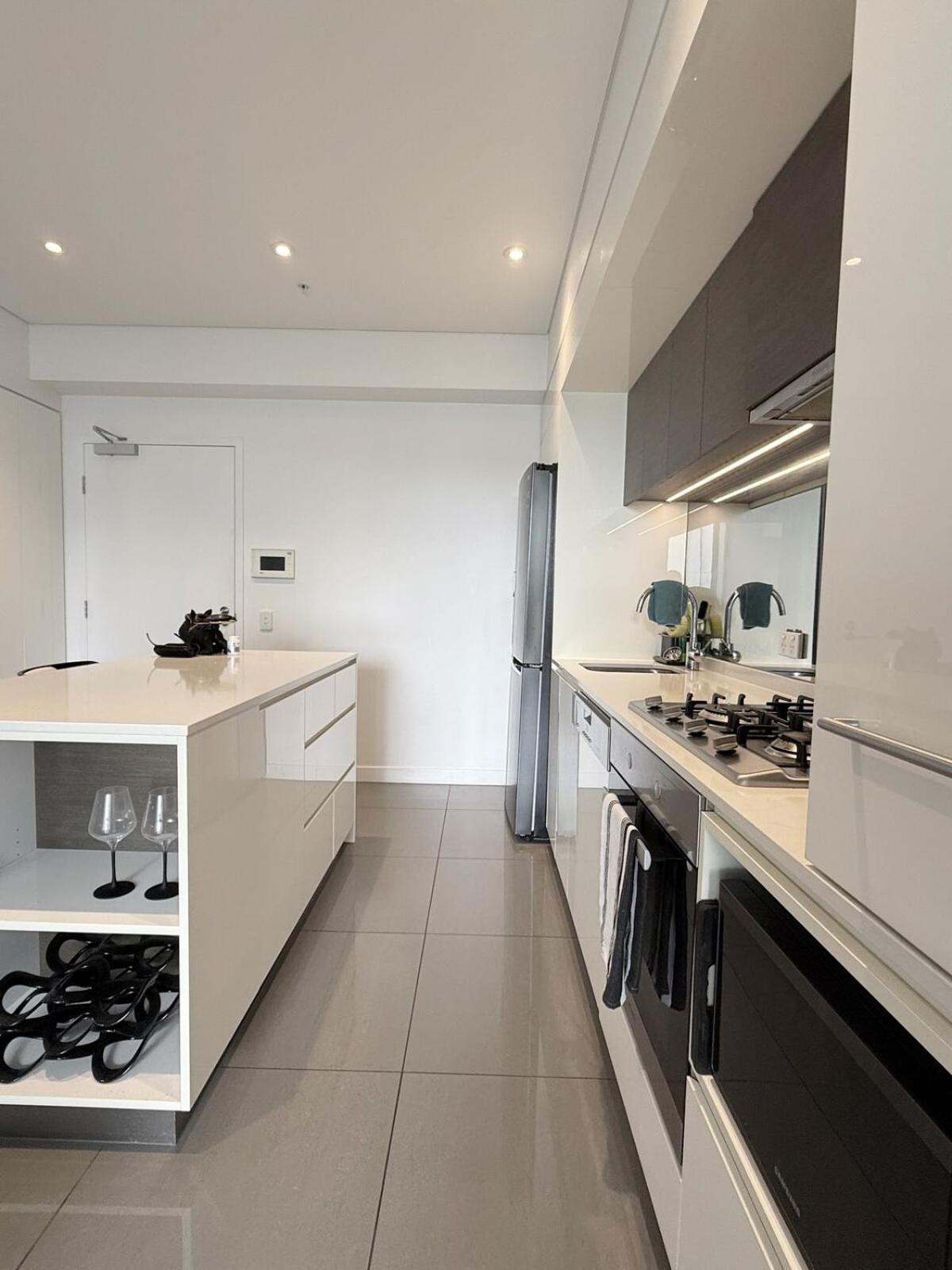 Noir Reverie - Designer By The River, Free Carpark, Gym & Pool Apartment *