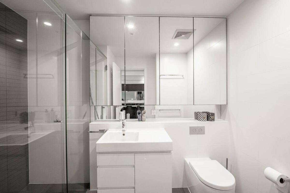Noir Reverie - Designer By The River, Free Carpark, Gym & Pool Apartment