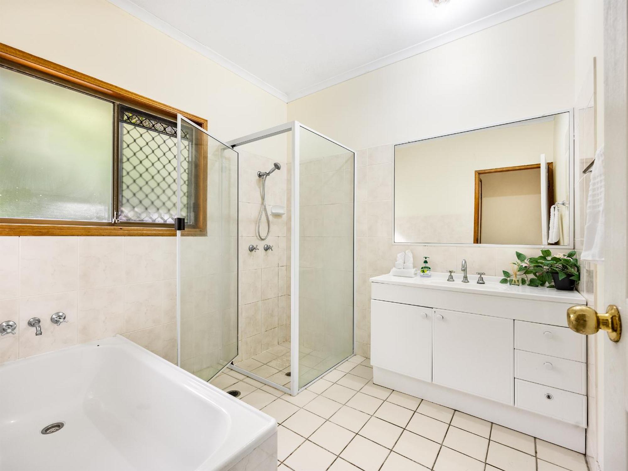 Spacious Land Area 5bedroom At Sunnybank New Ac Brisbane