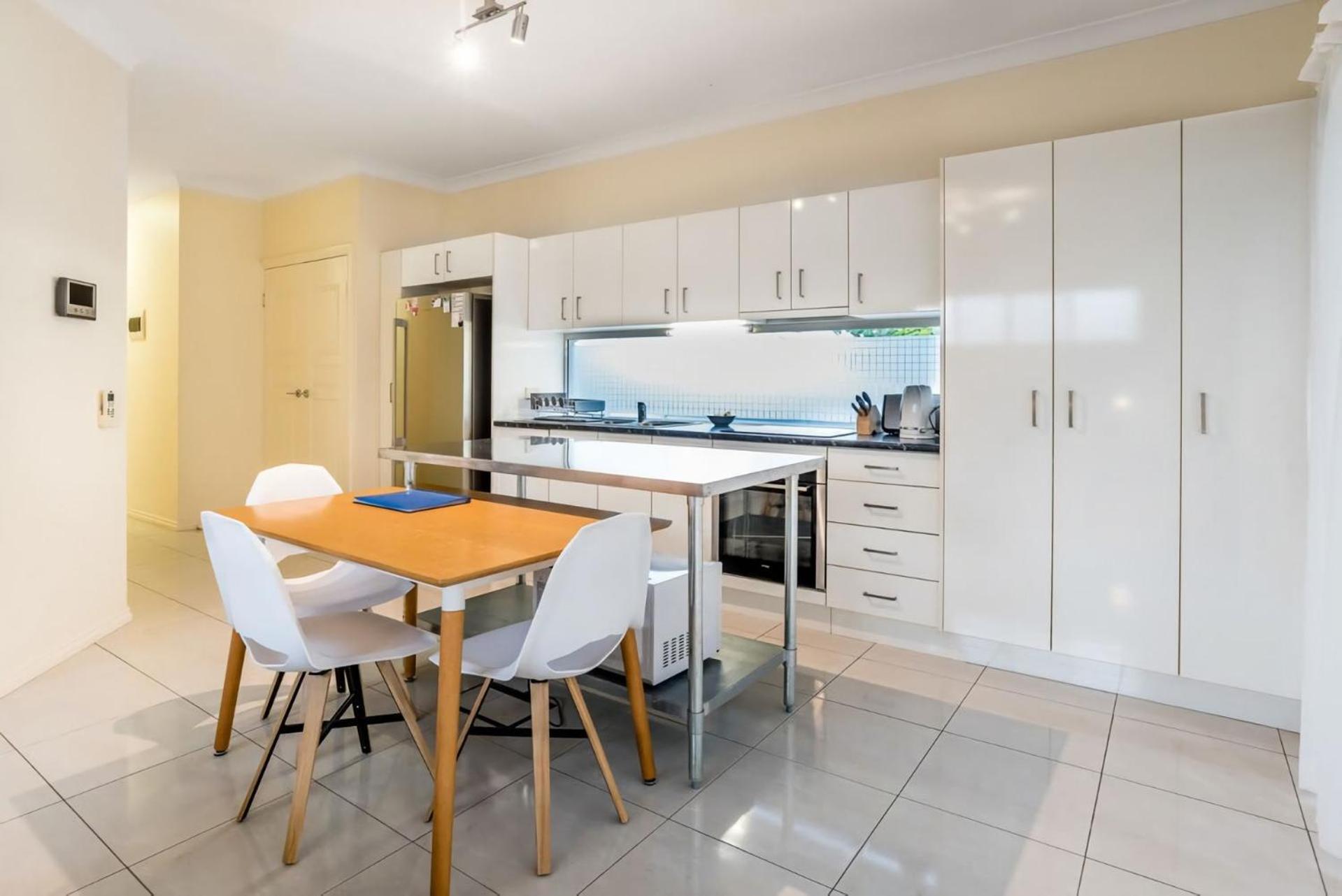 Apartment Modern Floor 2br With Private Deck
