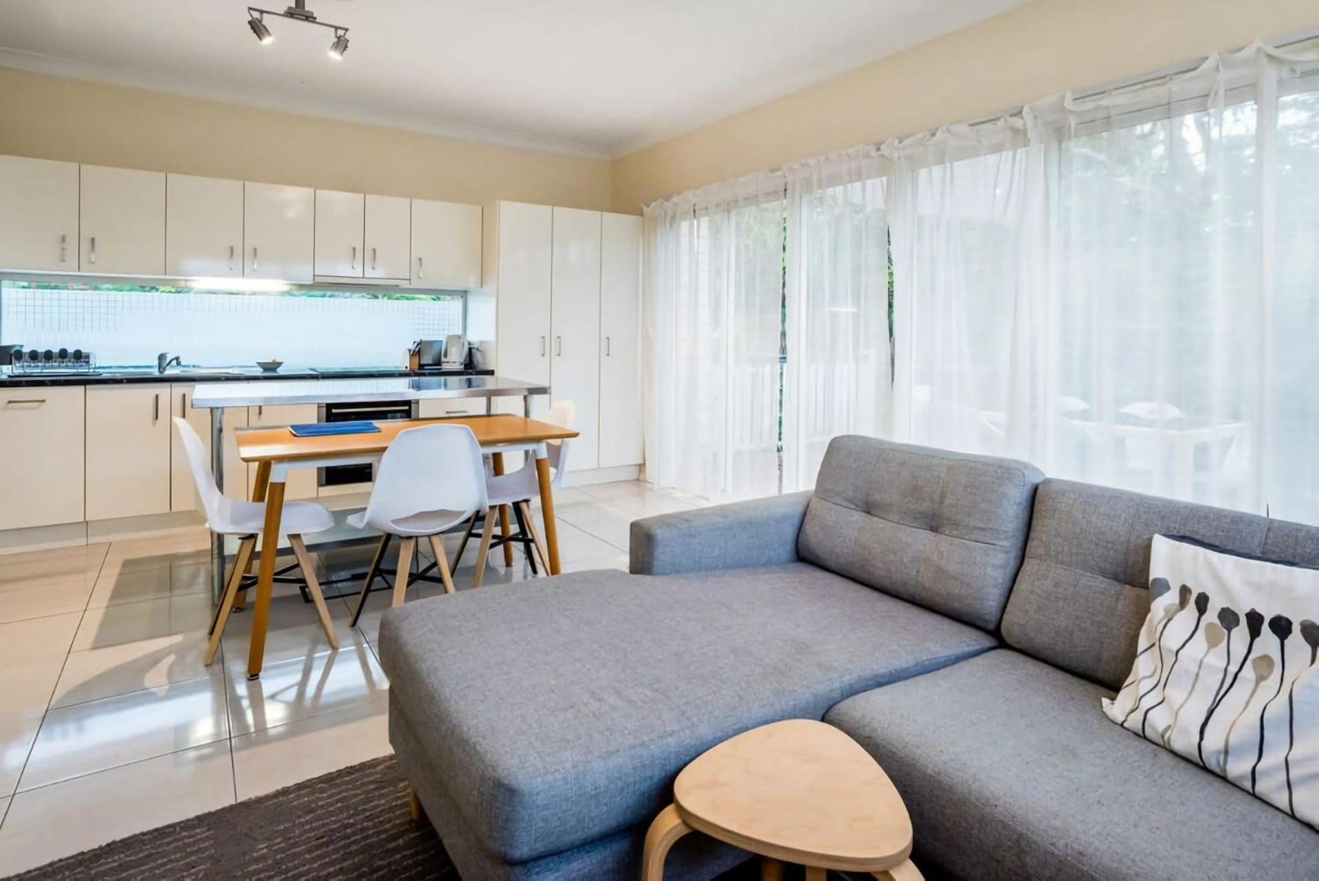 Modern Floor 2br With Private Deck Apartment Brisbane