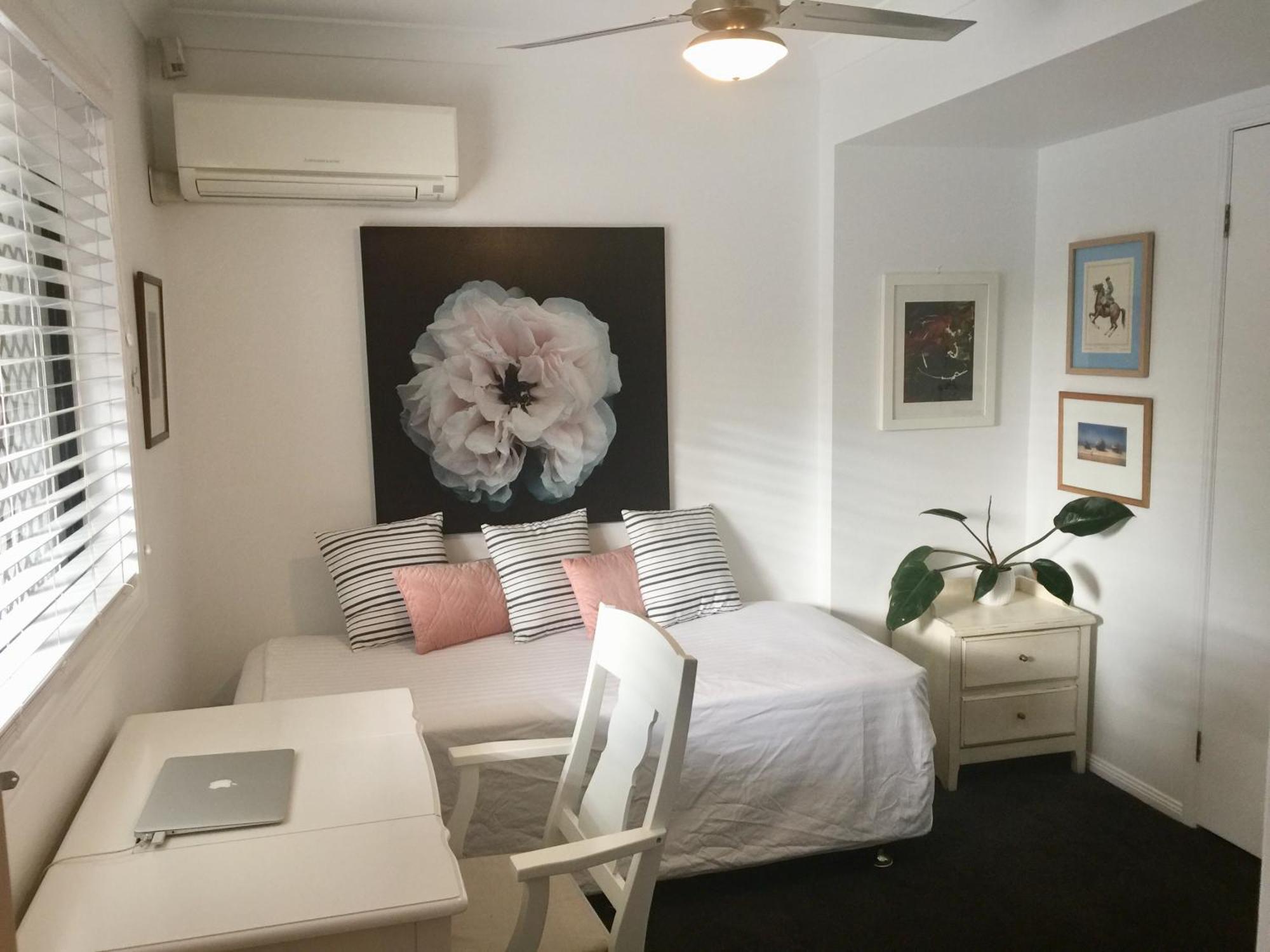 Swan - With Own Private Bathroom * Brisbane