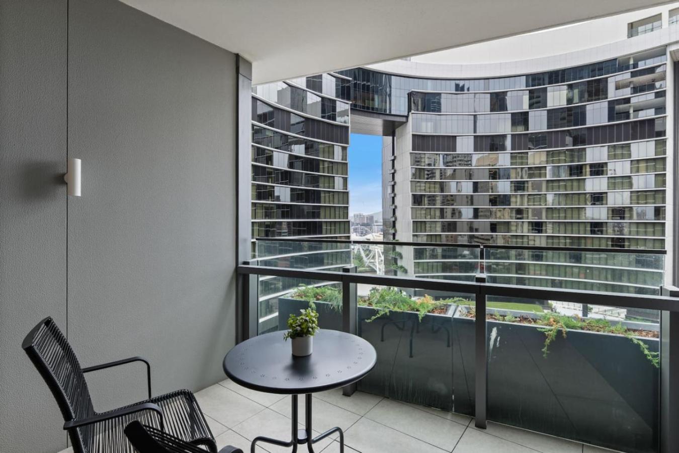 Designer 2 Bed In Queens Wharf Riverfront Cbd Gem *