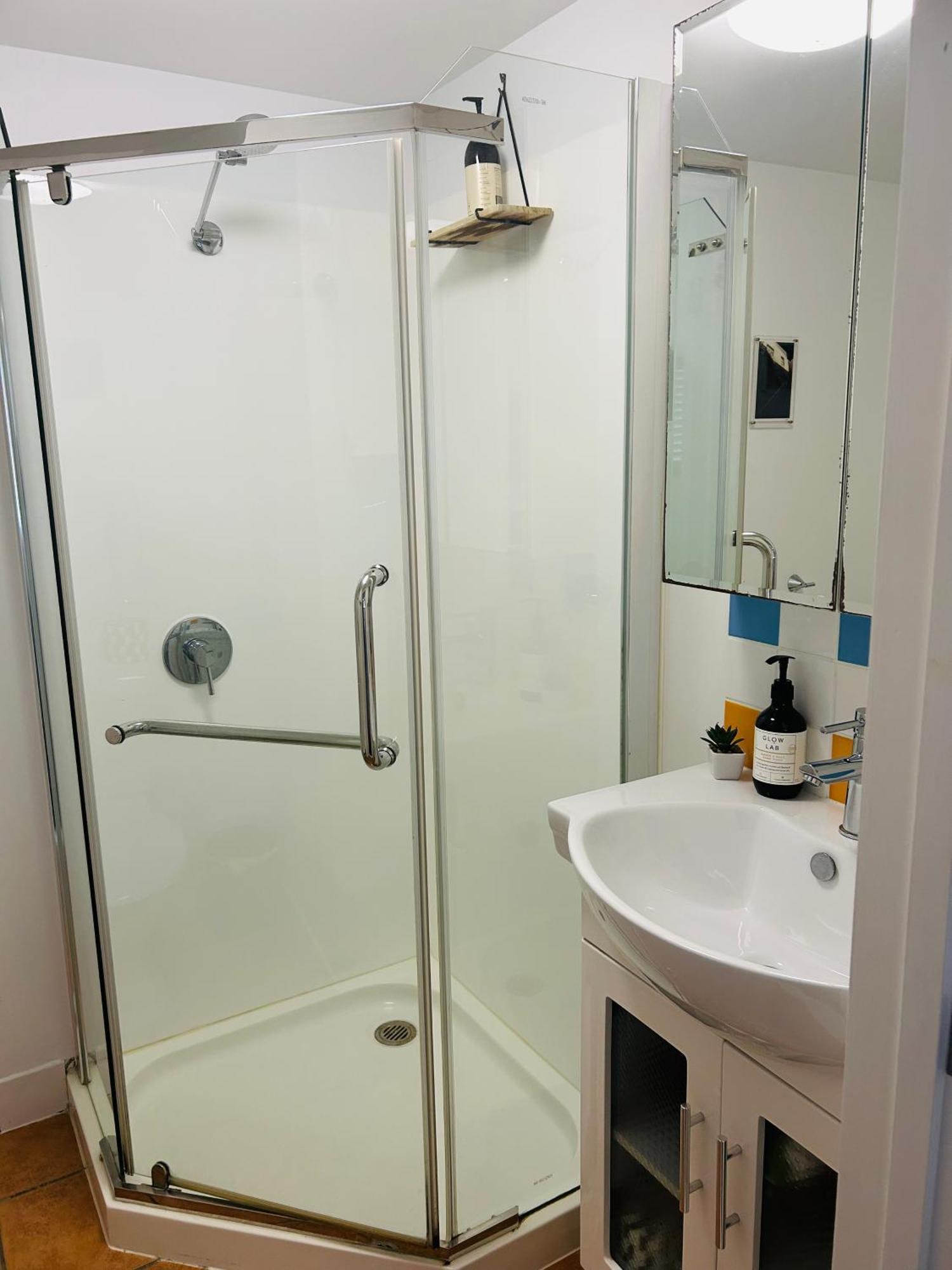 Swan - With Own Private Bathroom * Brisbane