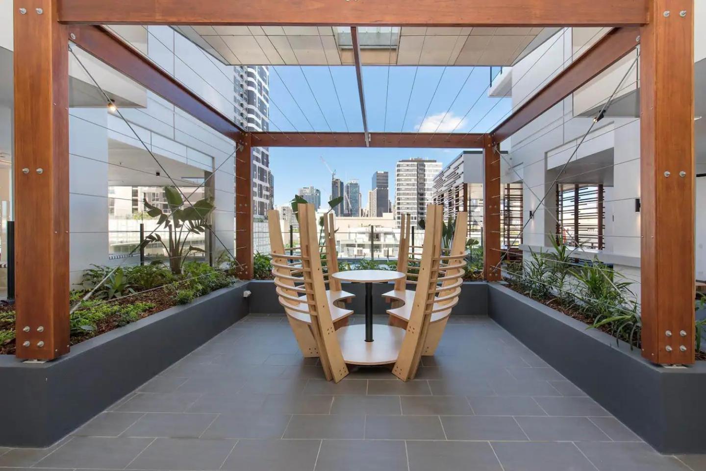 Breathtaking Views, King Bed, Pool & Location Brisbane