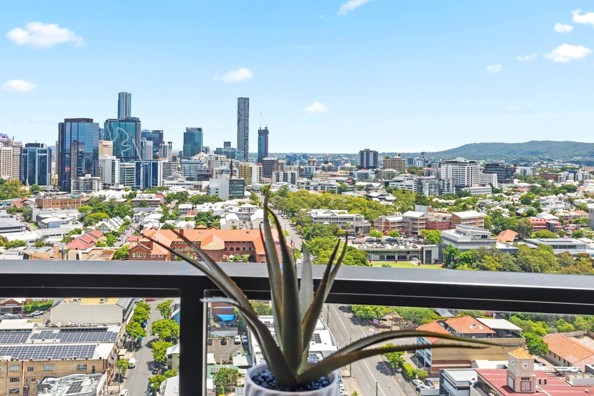 Apartment Modern 2br With Stunning Views, Infinity Pool & Gym *