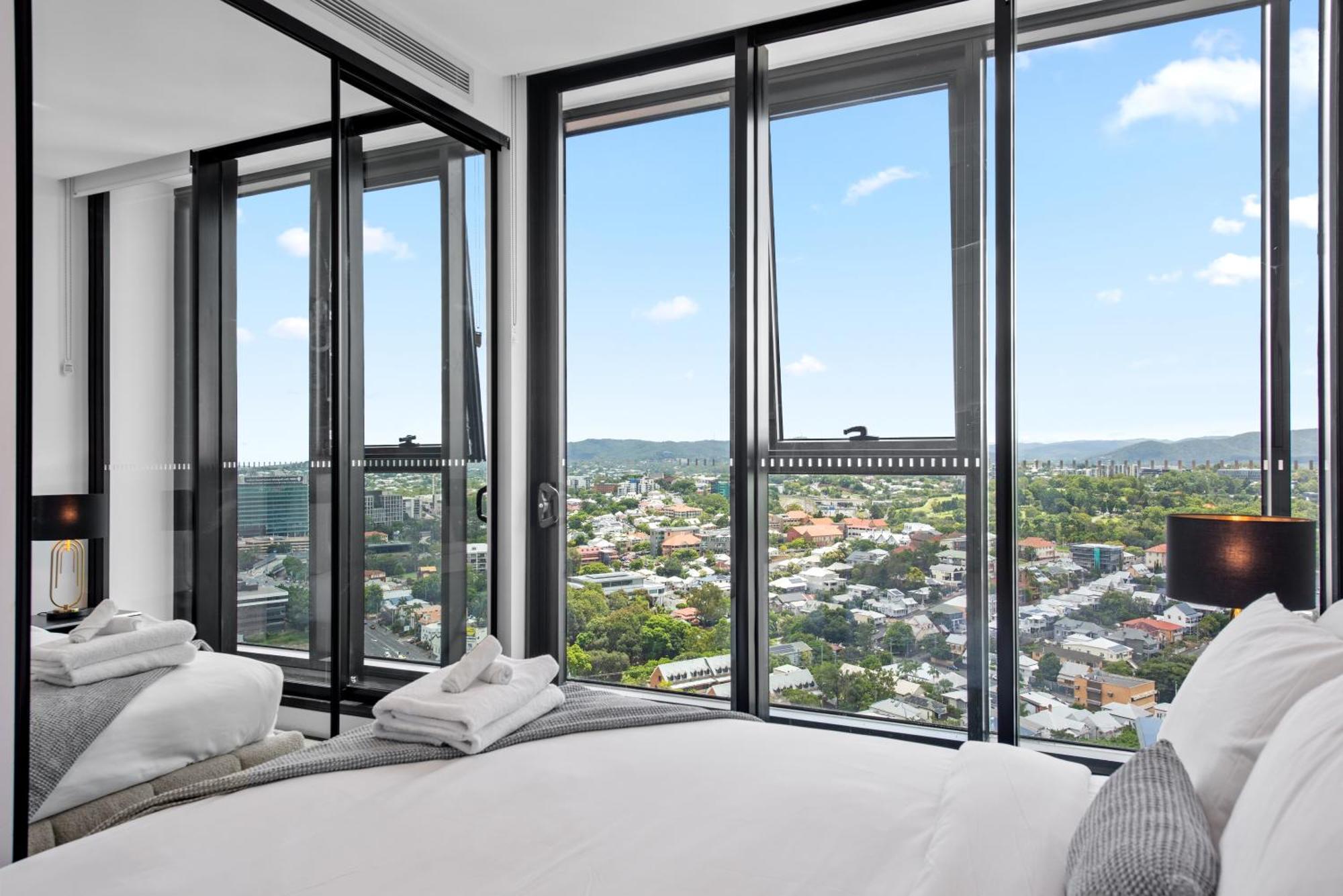 Modern 2br With Stunning Views, Infinity Pool & Gym * Brisbane