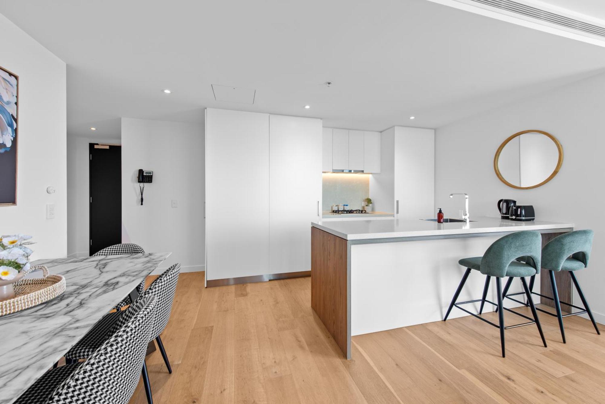Modern 2br With Stunning Views, Infinity Pool & Gym Apartment *
