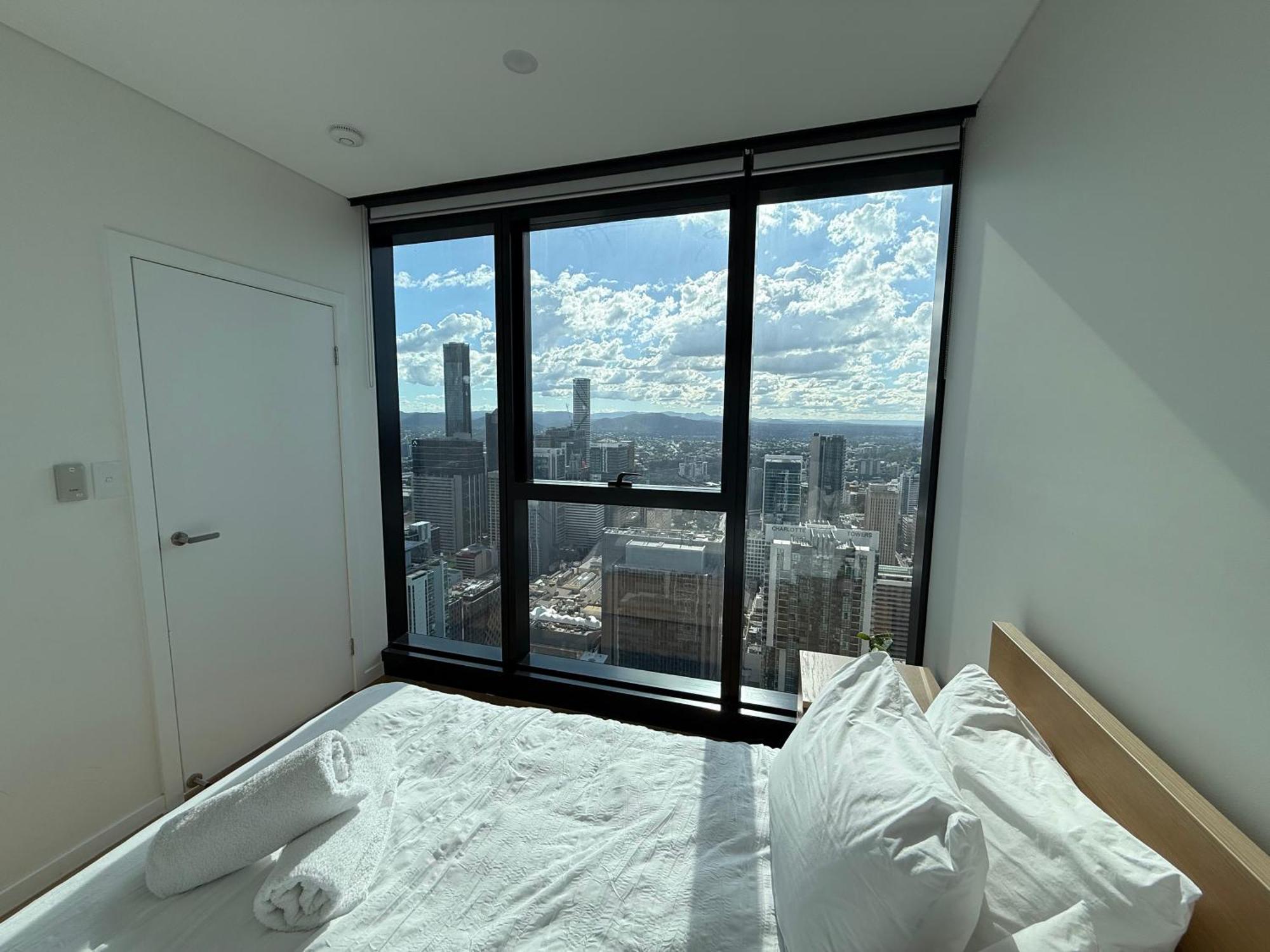 Amazing Views 60th Level Skytower 3 Bedrooms *