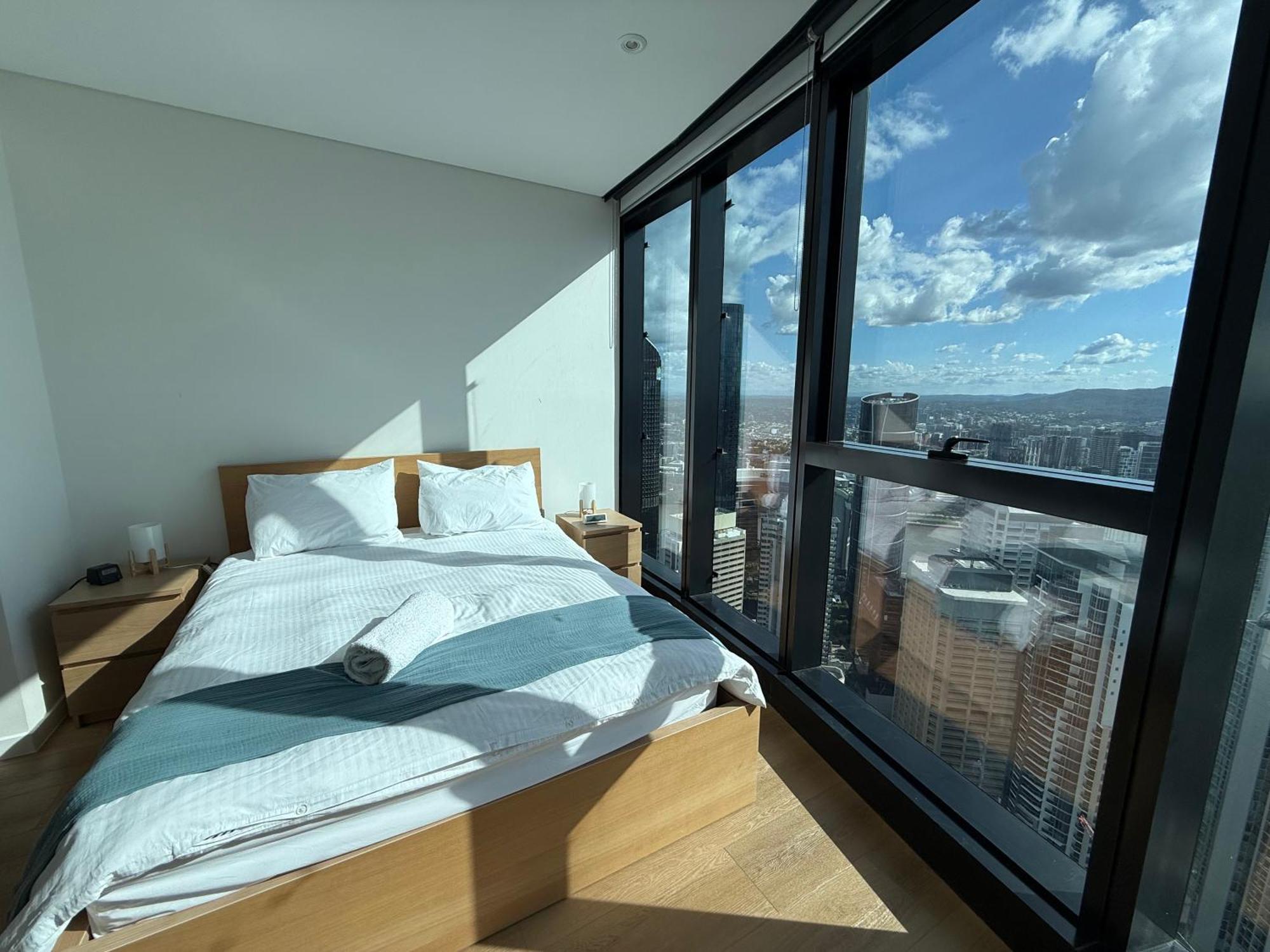 Amazing Views 60th Level Skytower 3 Bedrooms Apartment *