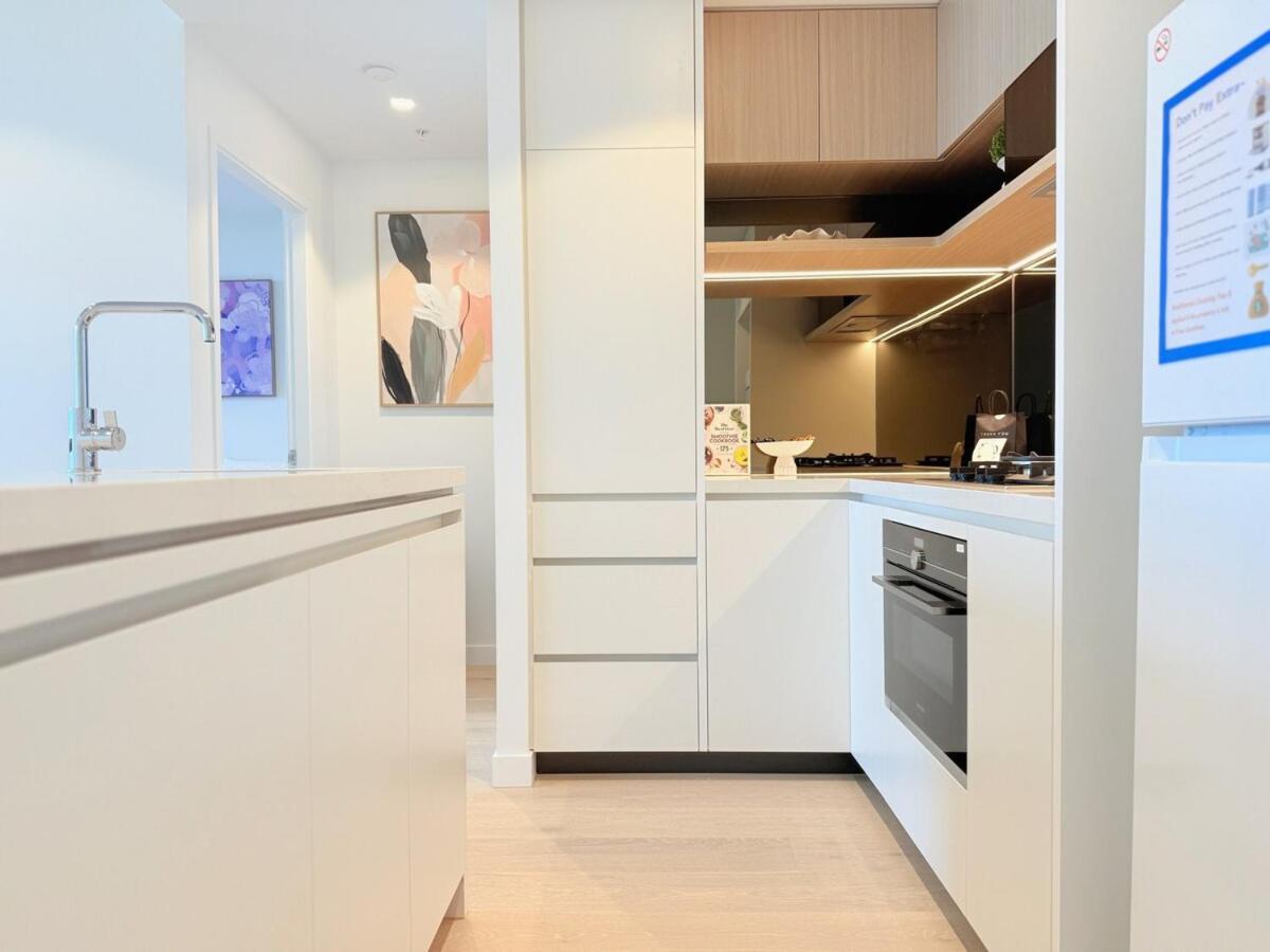 Stylish Riverfront 2bed With Pool At Qwr Apartment *