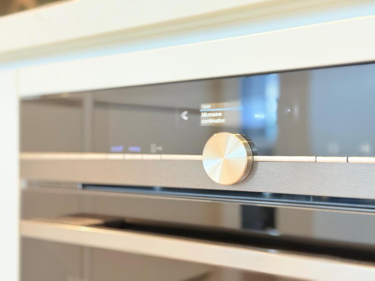 Stylish Riverfront 2bed With Pool At Qwr