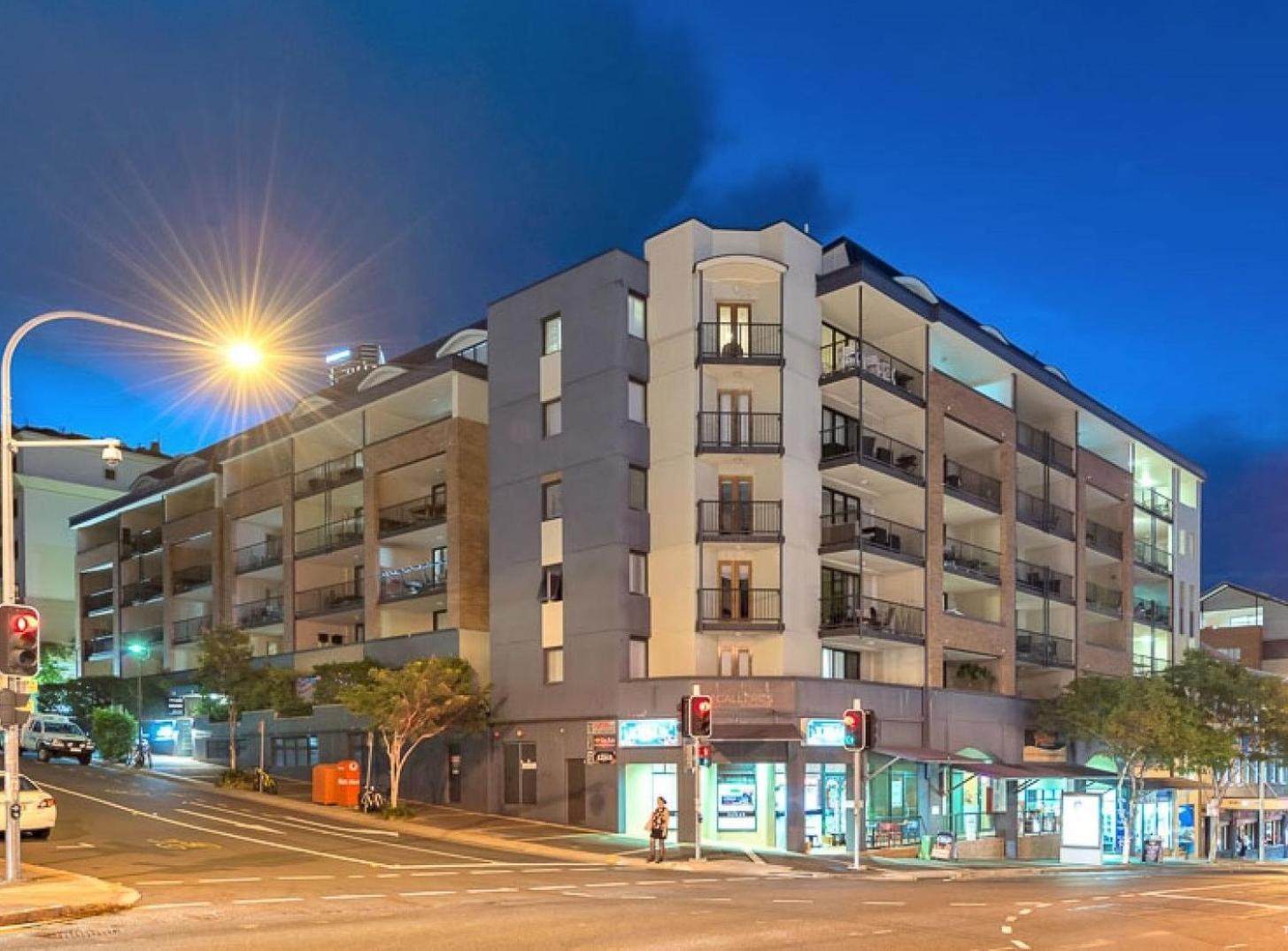 Bright With Car Park - 200m From Main Hub *
