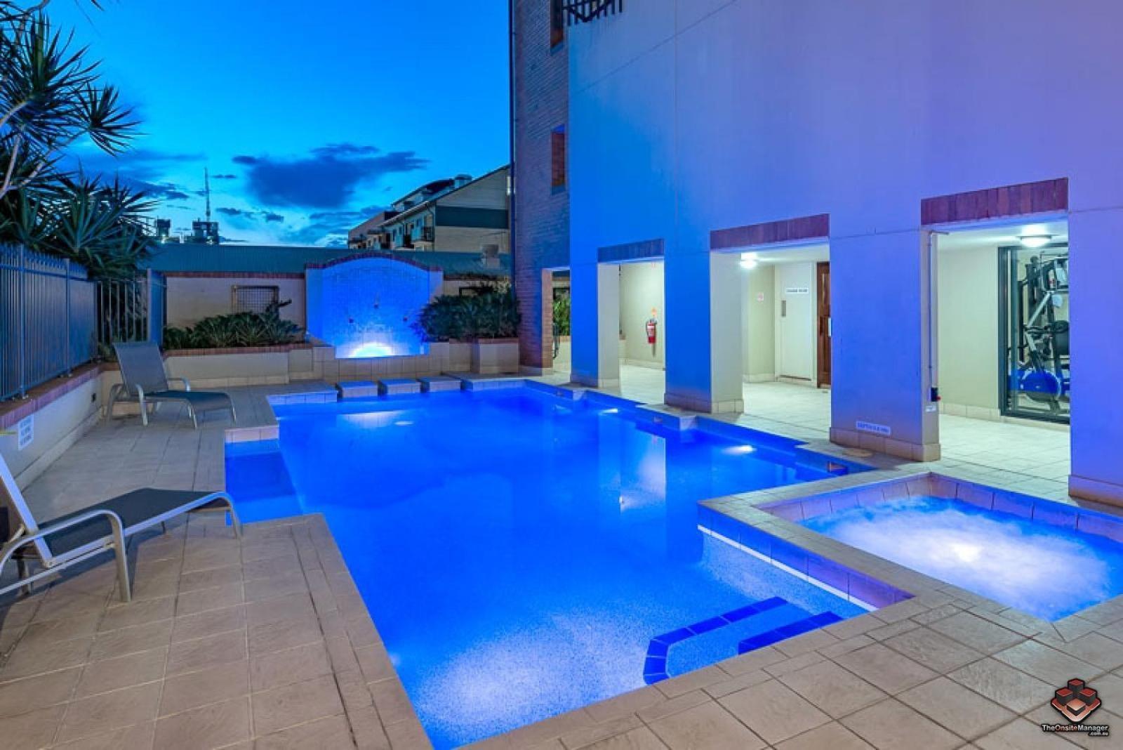 Bright With Car Park - 200m From Main Hub *