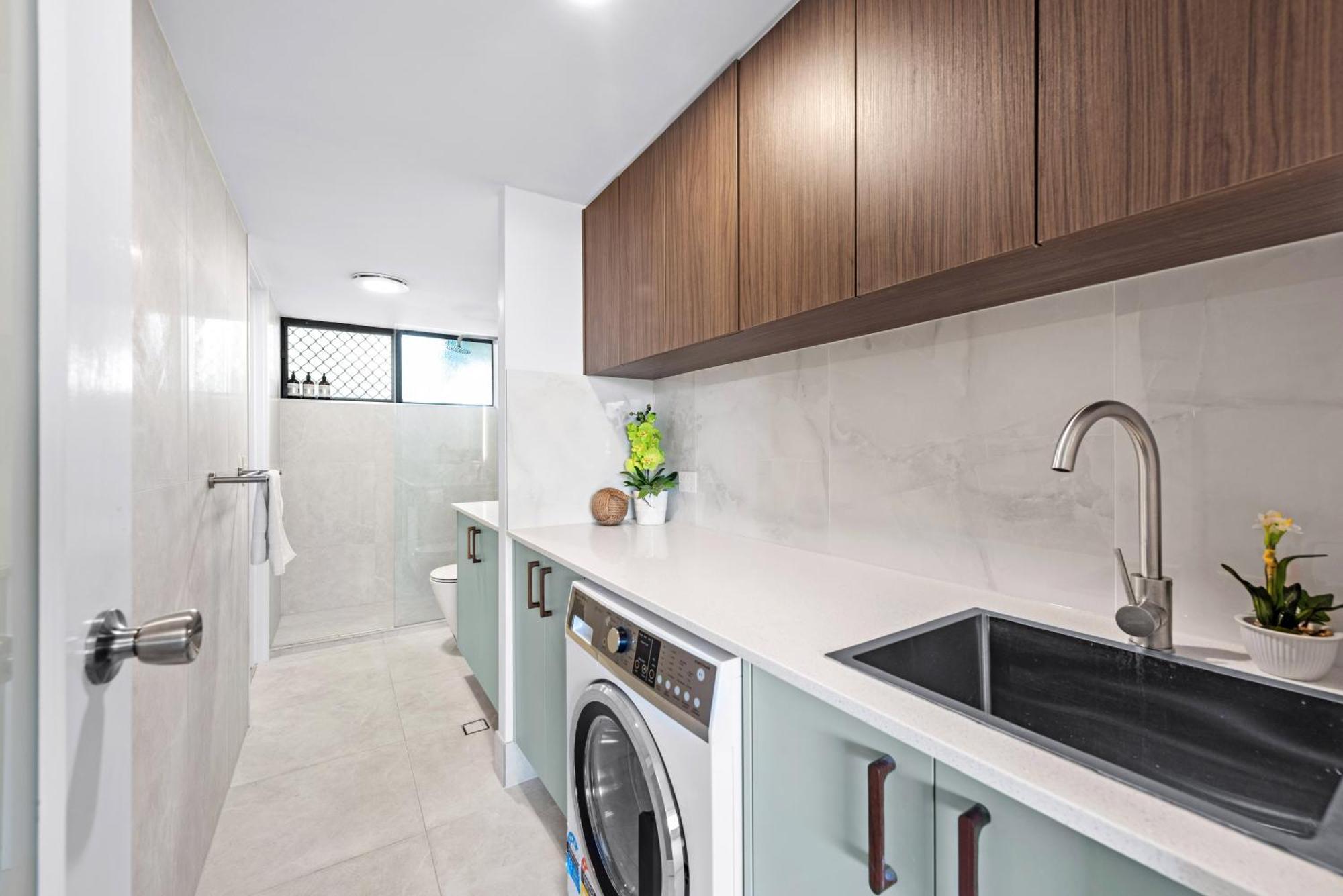 Bright With Car Park - 200m From Main Hub Apartment *
