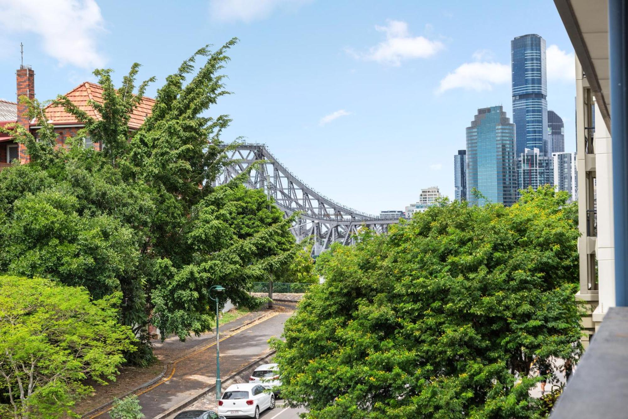 Apartment Bright With Car Park - 200m From Main Hub Brisbane