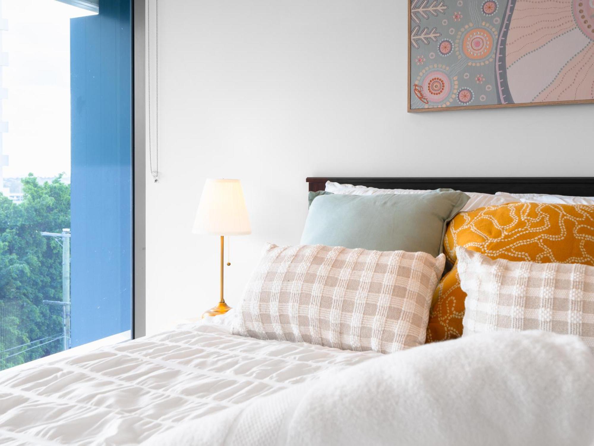 Modern And Stylish With Large Balcony And Parking! * Brisbane
