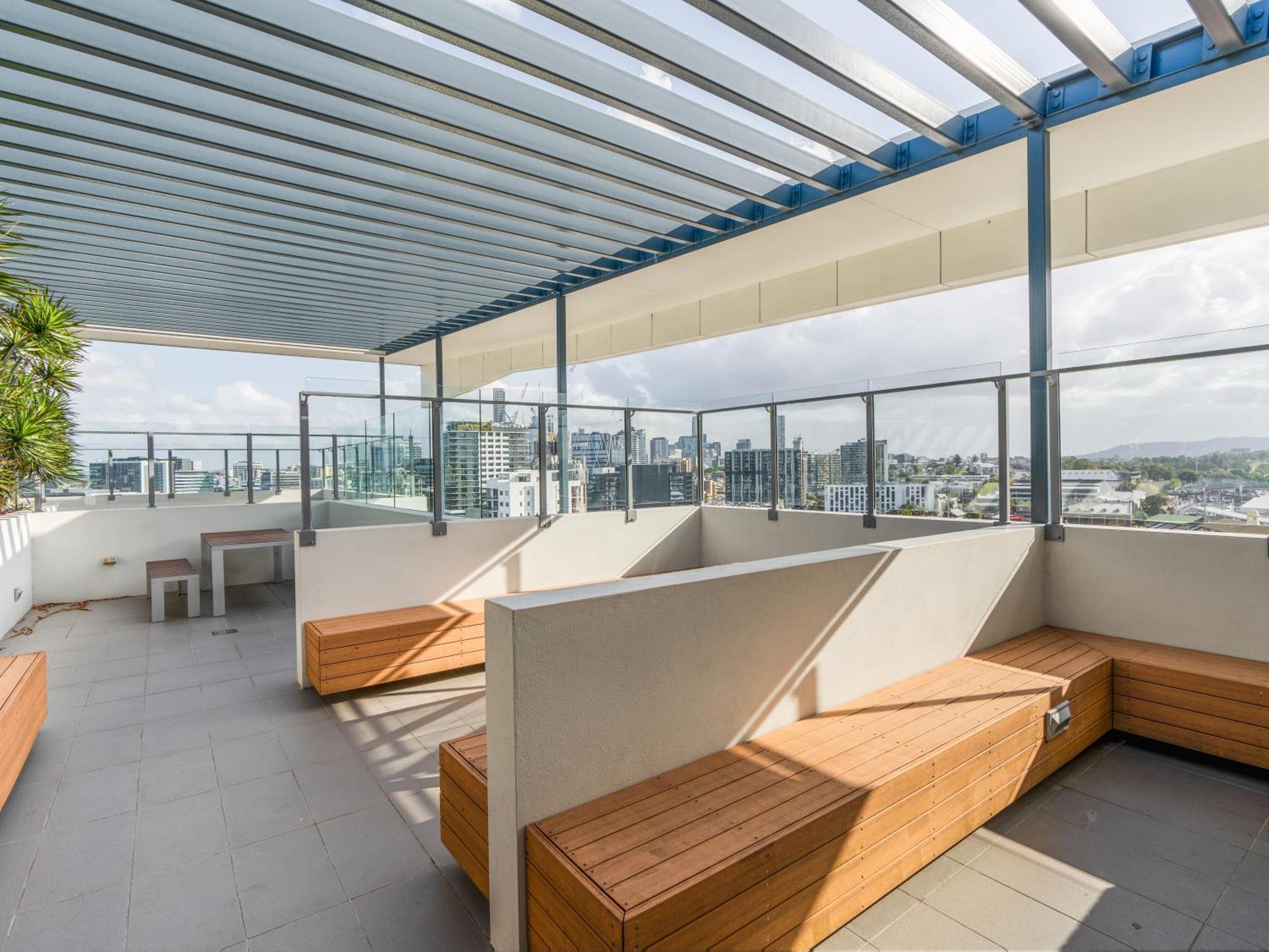 Modern And Stylish With Large Balcony And Parking! * Brisbane