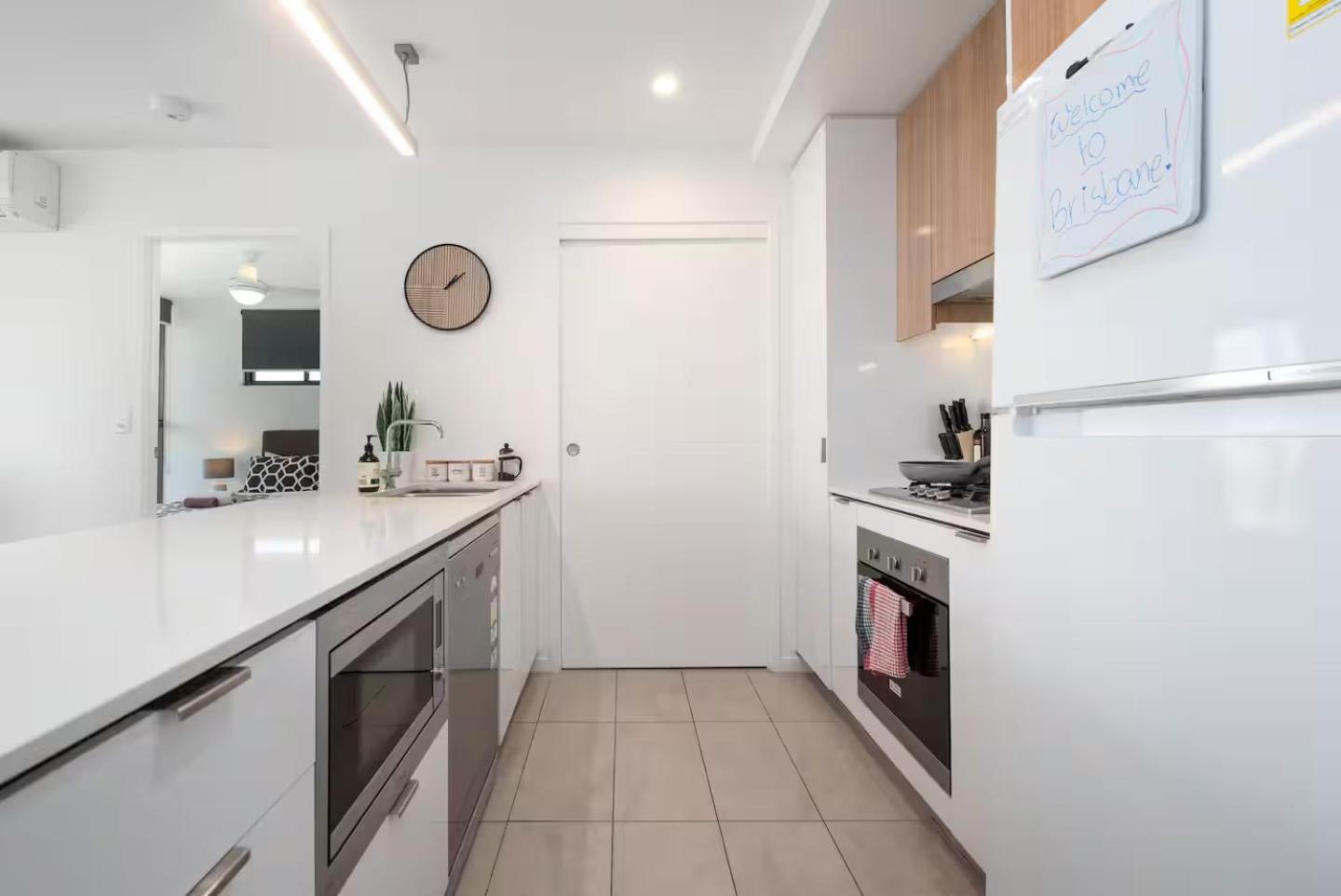 Million Dollar Views And Location! Walk To Cbd! Apartment *