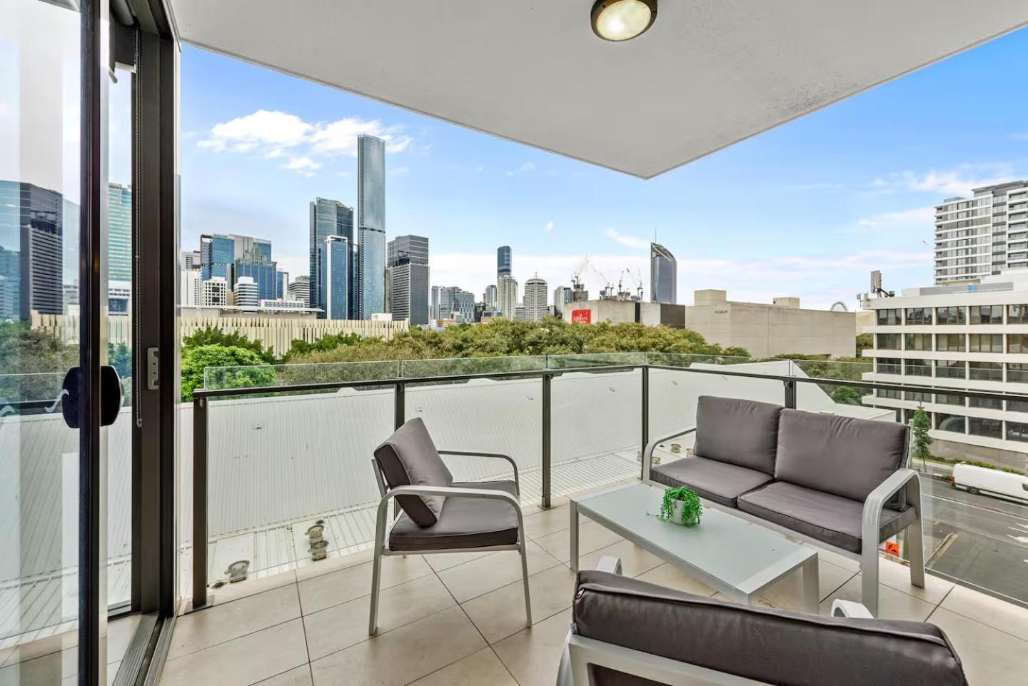 Million Dollar Views And Location! Walk To Cbd! Apartment