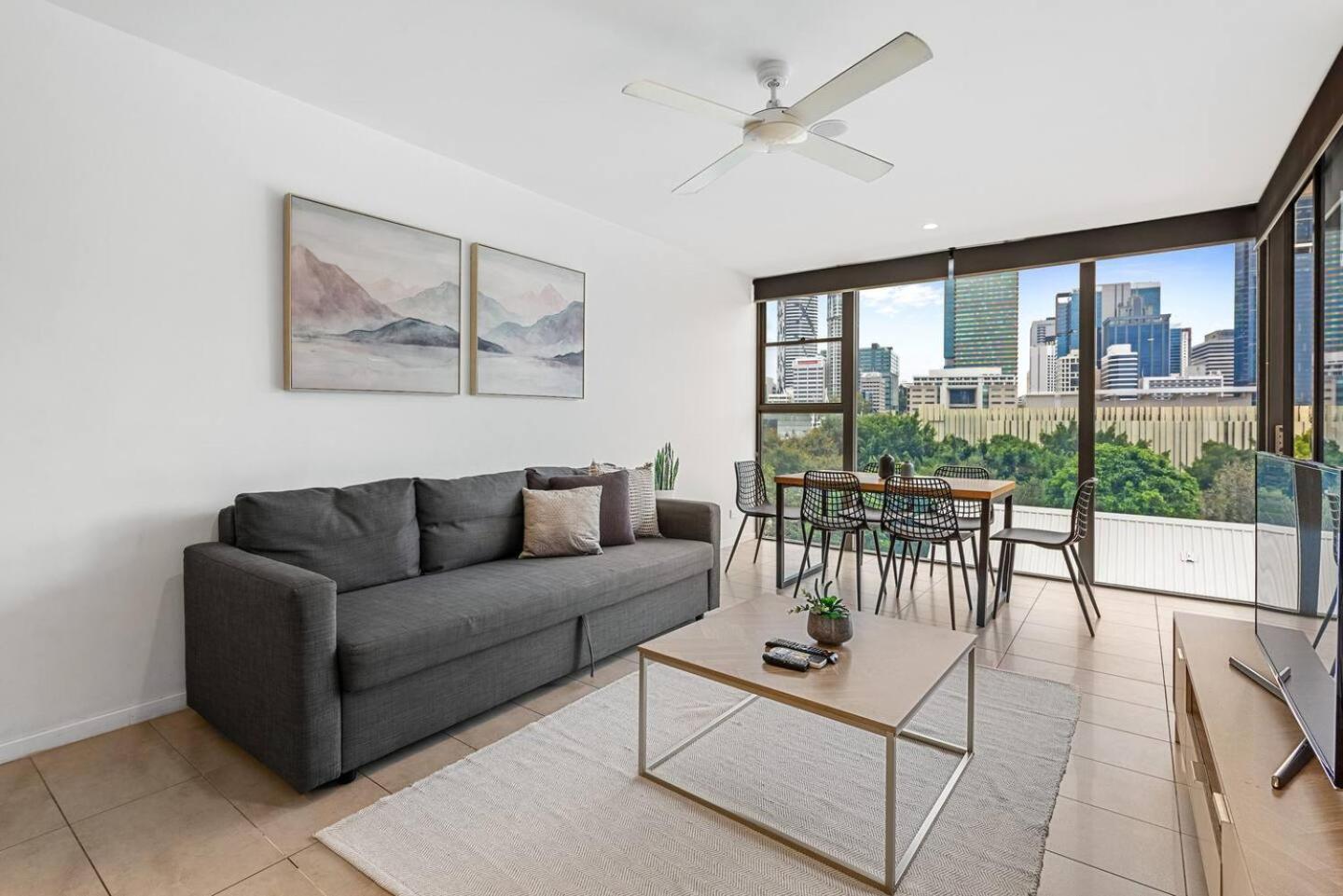 Apartment Million Dollar Views And Location! Walk To Cbd! Brisbane