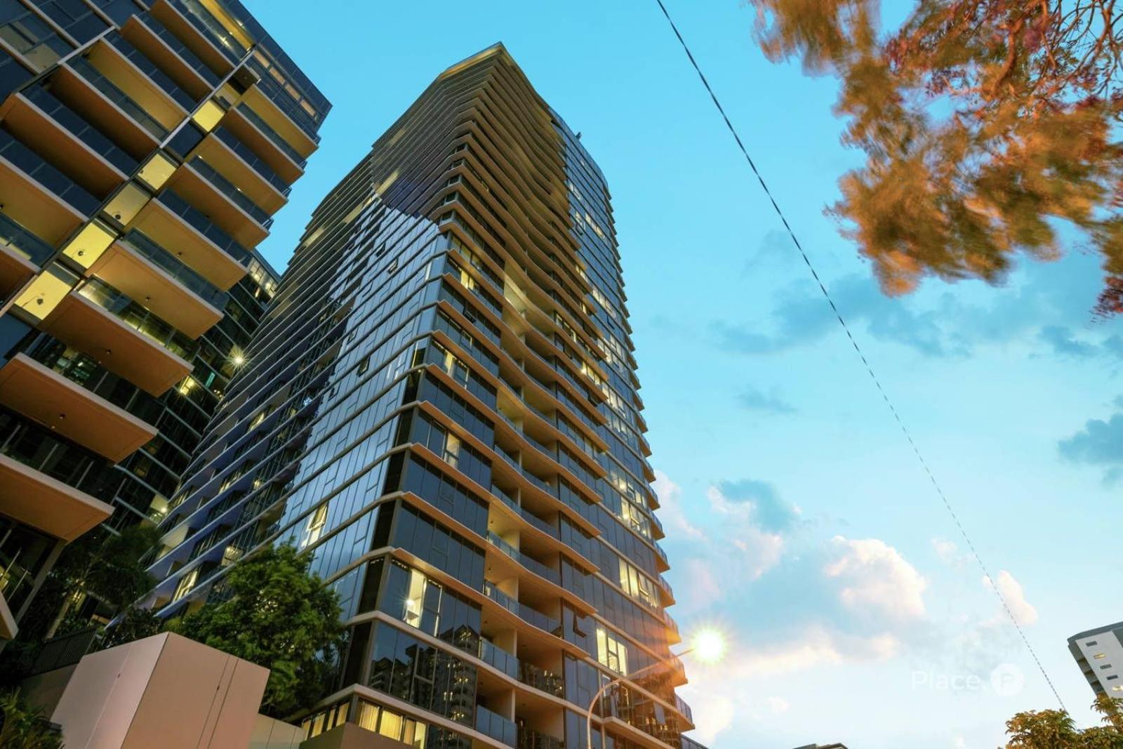 Apartment Bright And Modern With Balcony, King Bed And Parking Brisbane