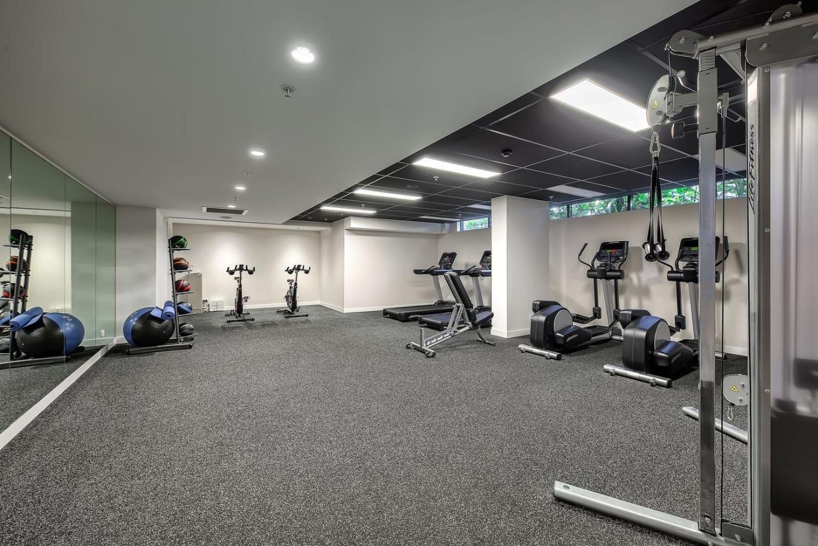 Bright And Modern With Balcony, King Bed And Parking * Brisbane