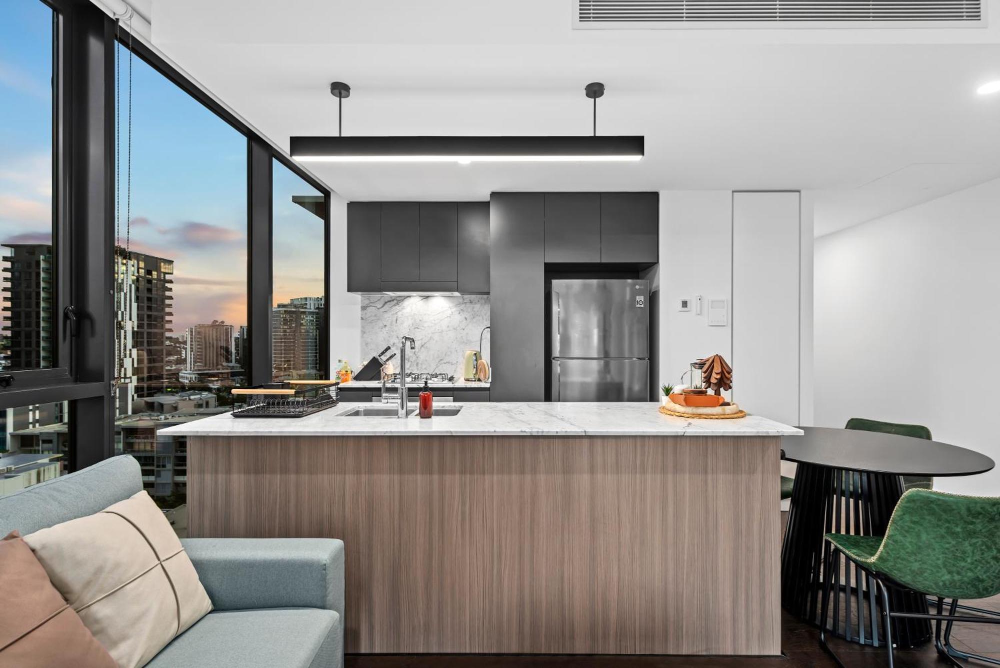 Apartment Bright And Modern With Balcony, King Bed And Parking