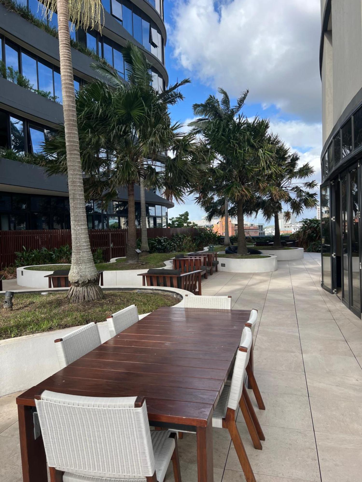 Entire Flat W Infinity Pool And 5m Walk To Valley Station Apartment *