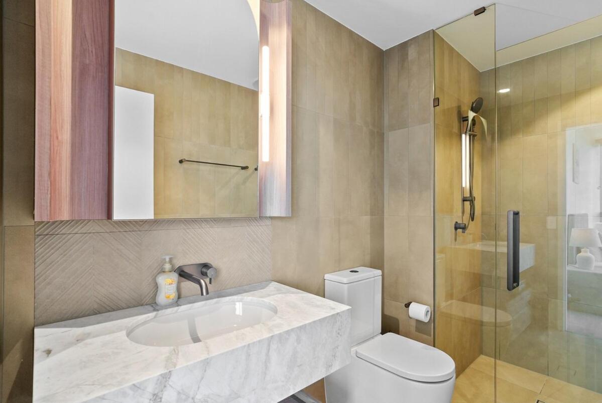 5 Star Queens Wharf 2br 2ba High Floor Epic Views Apartment