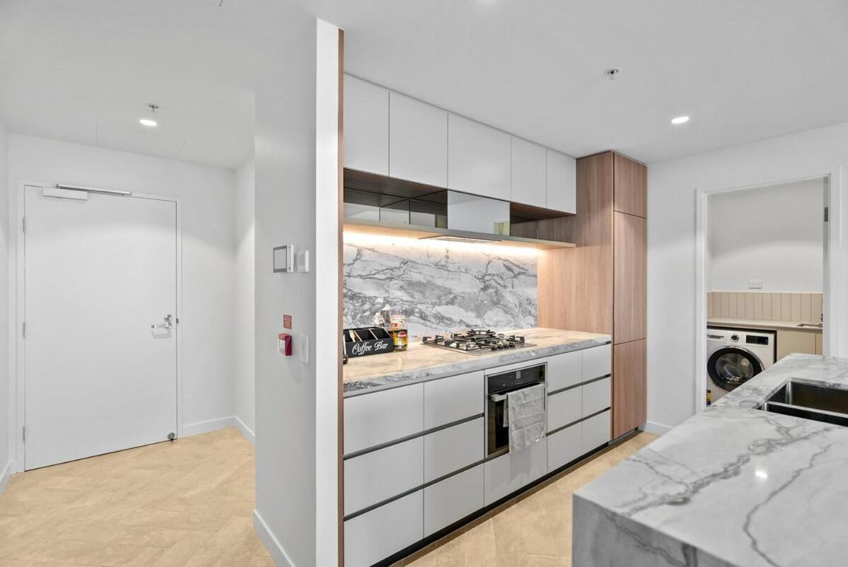 5 Star Queens Wharf 2br 2ba High Floor Epic Views Apartment