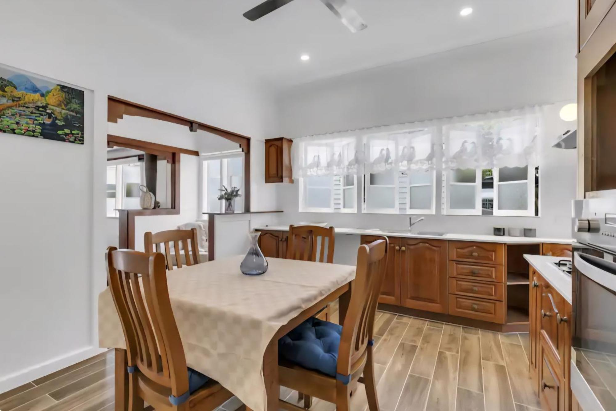 Holiday home 6 Mins To City-stylish Retreat *