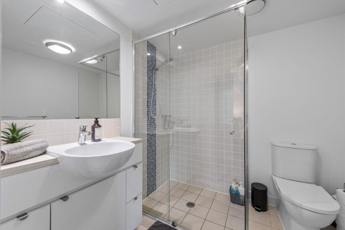 Hot In The 2bed-2bath-2car-study-pool-views Brisbane