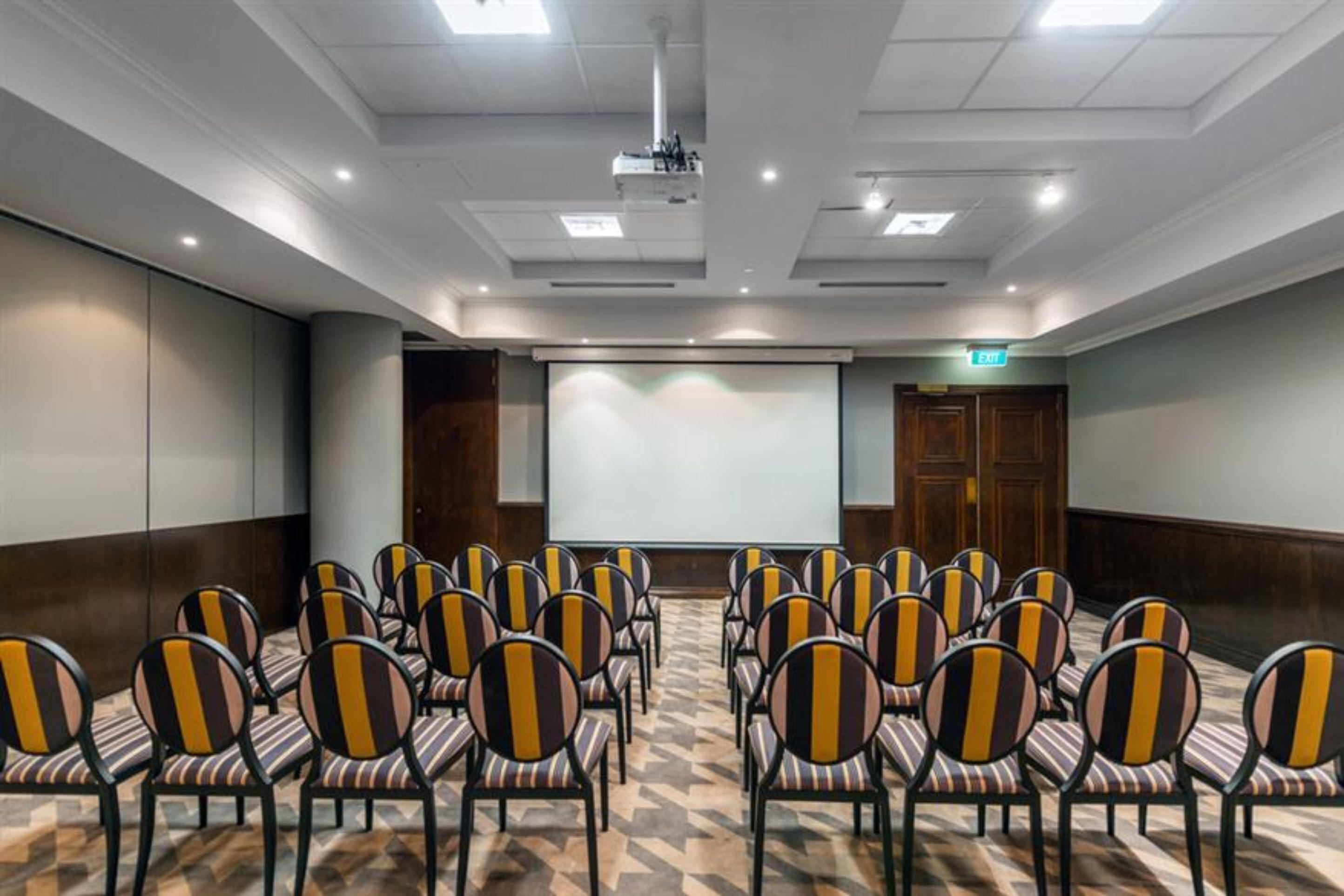 Hotel Mantra On Queen 4*