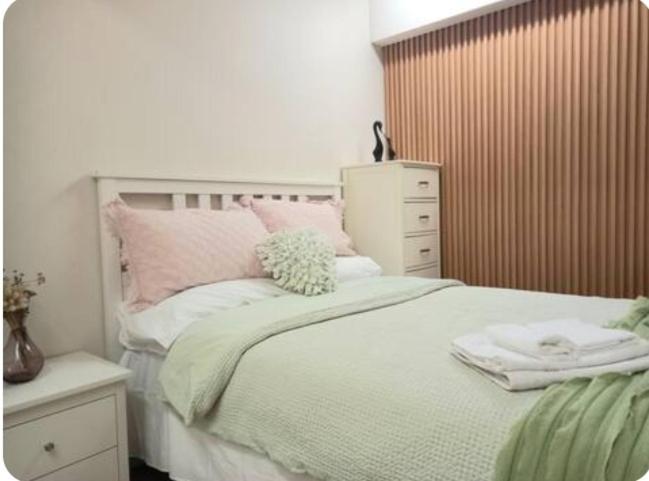 Guest house Air Conditioned Floral Youth Backpacker And House Brisbane