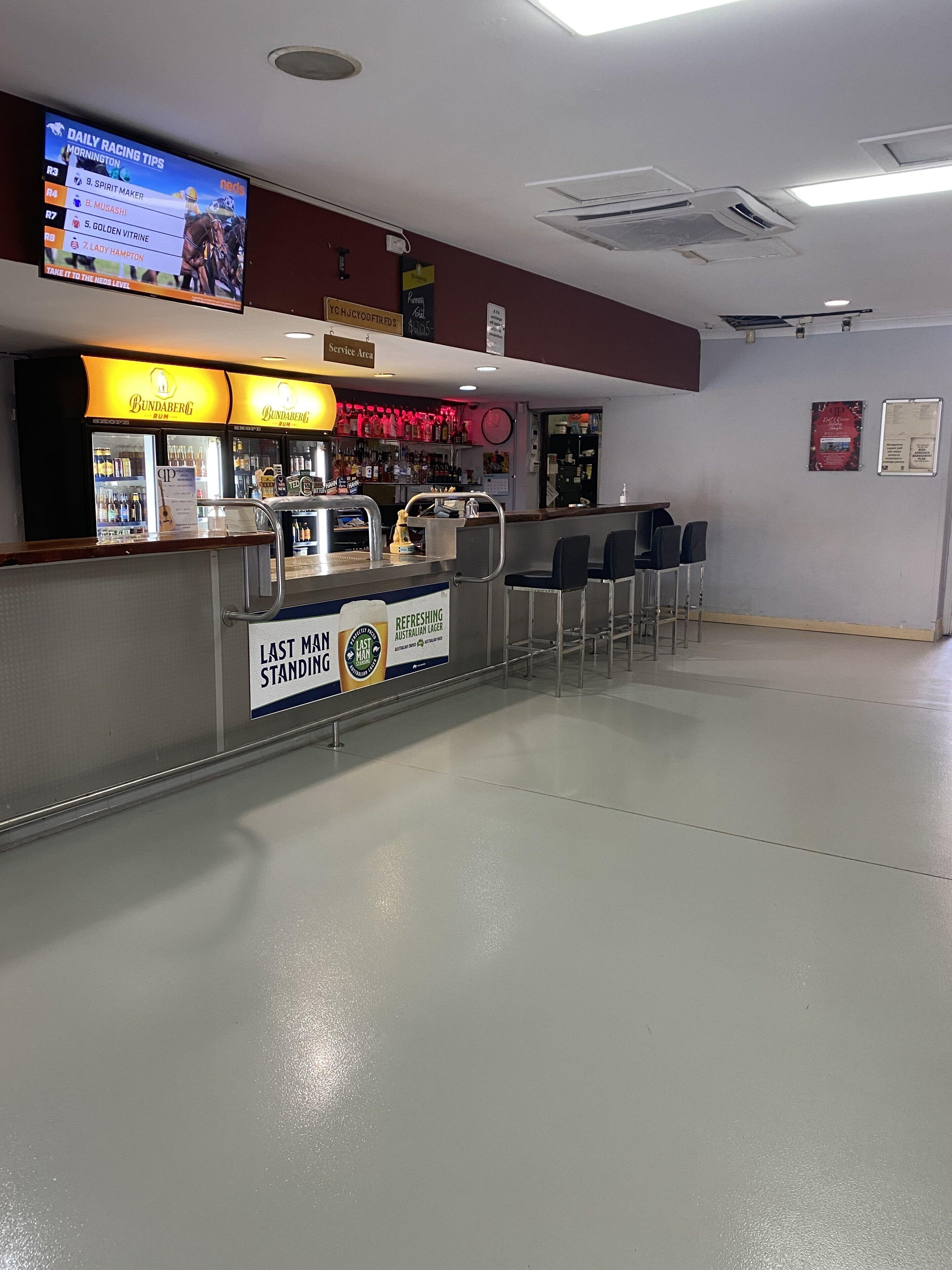 Motel Queensport Tavern And Motel