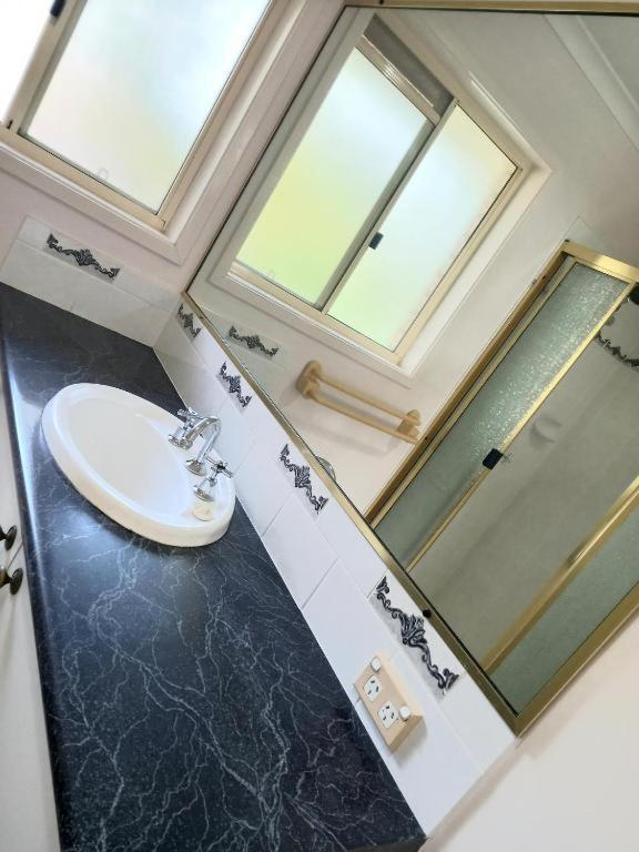 Air Conditioned Floral Youth Backpacker And House Guest house *