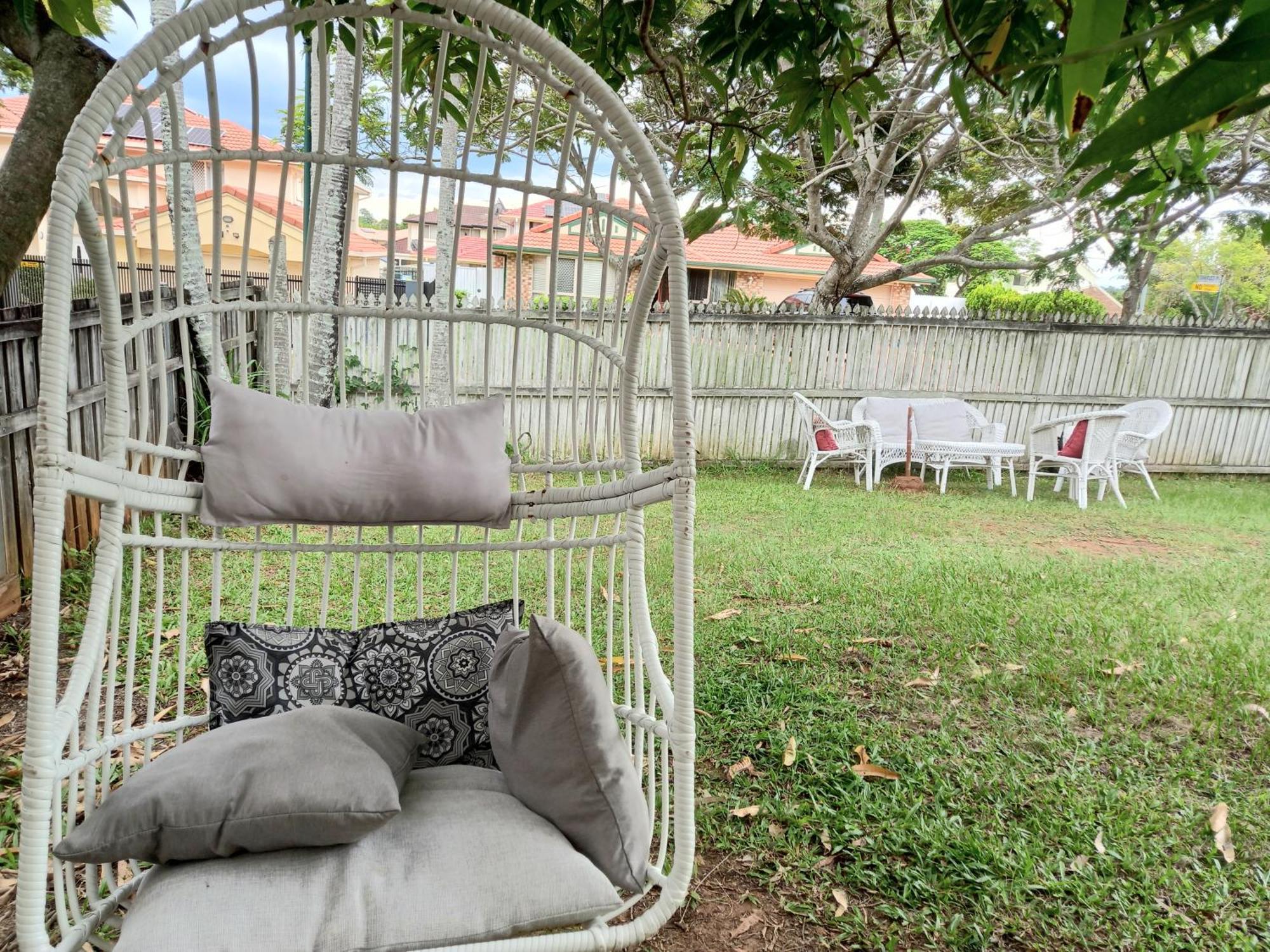 Air Conditioned Floral Youth Backpacker And House Brisbane