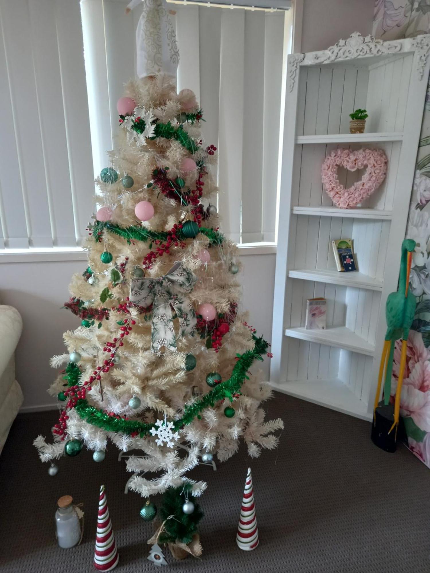 Guest house Air Conditioned Floral Youth Backpacker And House *